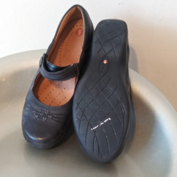 Structurees Clarks Women's Flats🔥🔥 - Picture 3 of 5